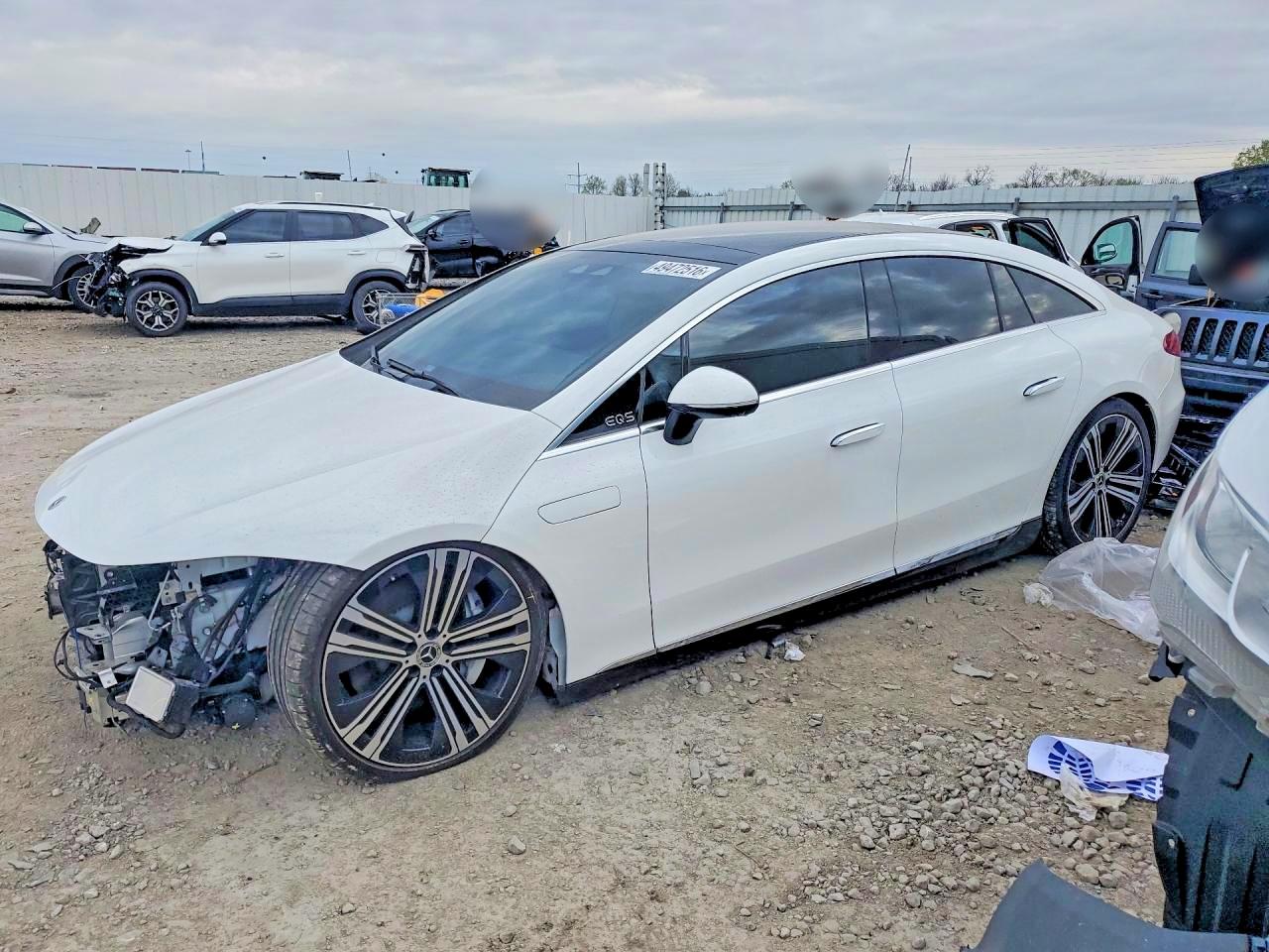 Salvage Mercedes-Benz EQS Image