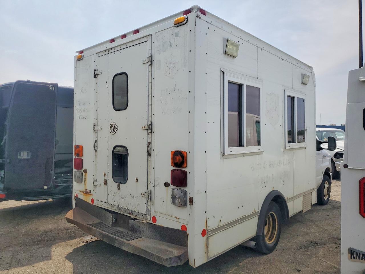 Ford Econoline E350 Super Duty Cutaway Van