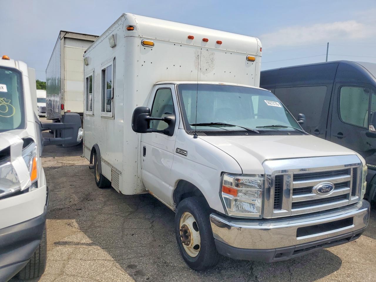 Ford Econoline E350 Super Duty Cutaway Van