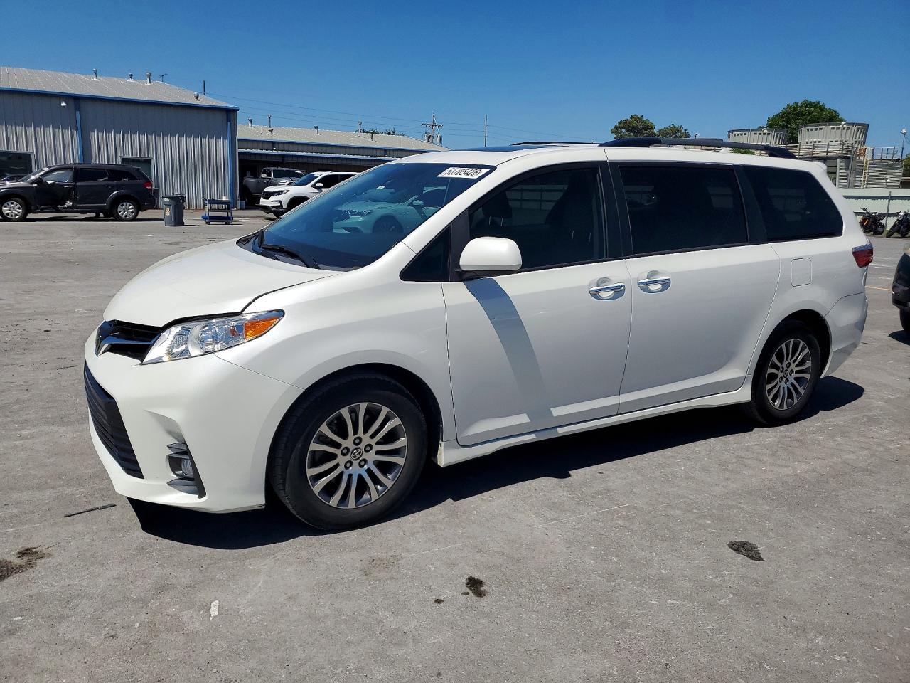 Salvage Toyota Sienna Image