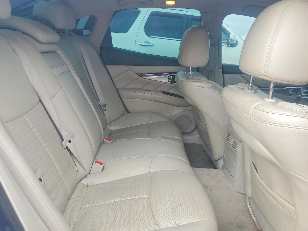 INFINITI M56 Base