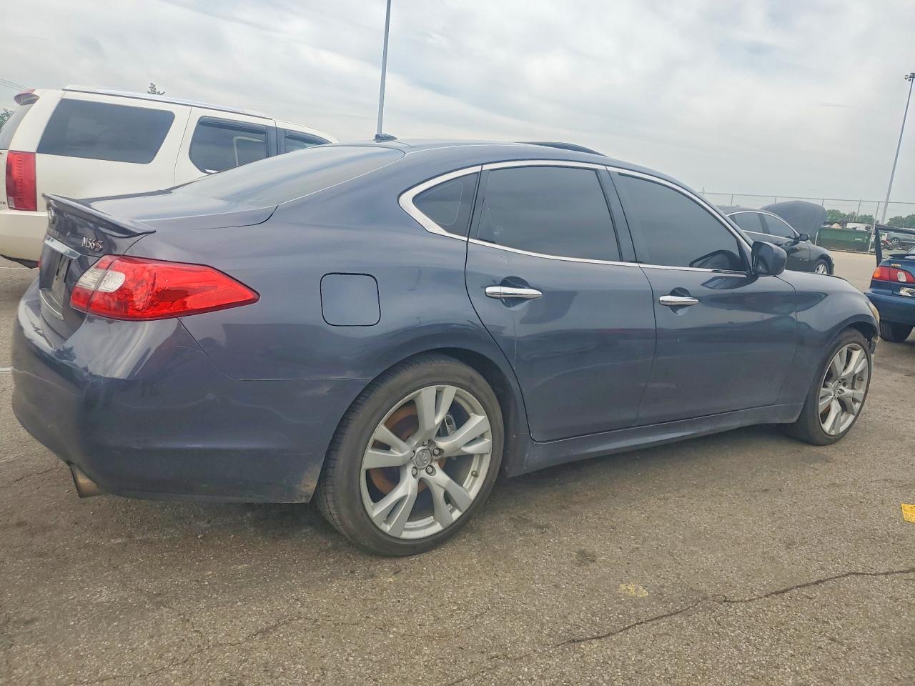 INFINITI M56 Base