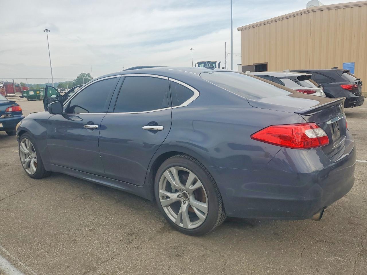 INFINITI M56 Base