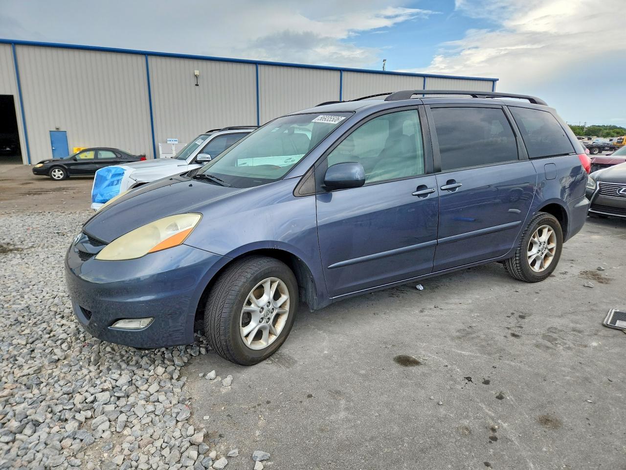 Salvage Toyota Sienna Image