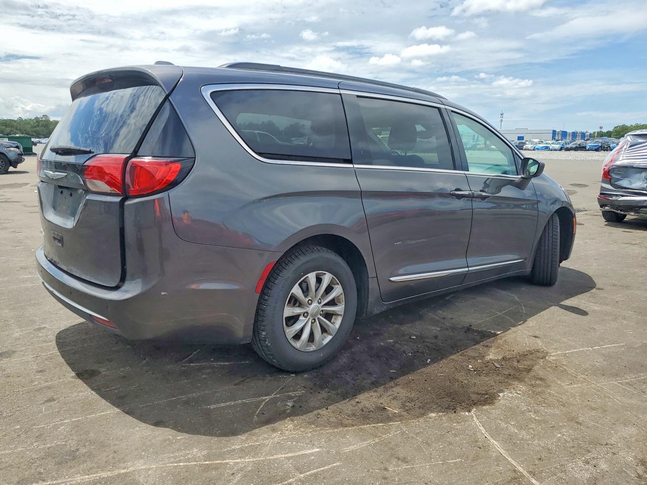Chrysler Pacifica Touring L