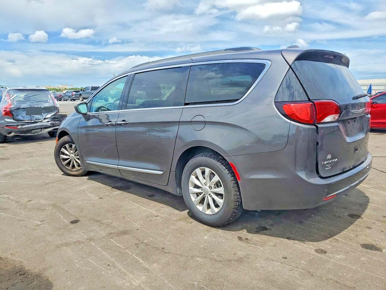 Chrysler Pacifica Touring L