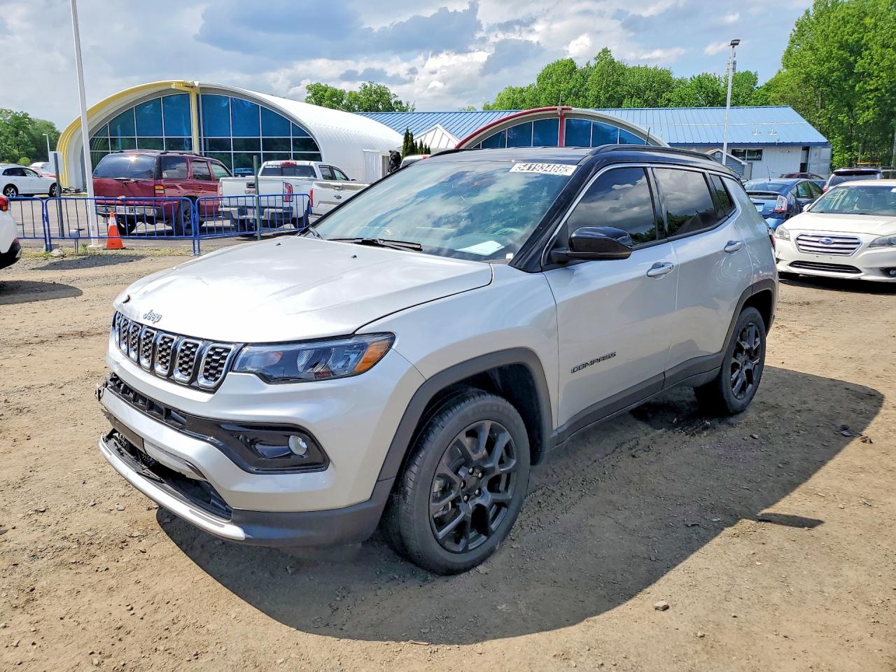 Salvage Jeep Compass Image