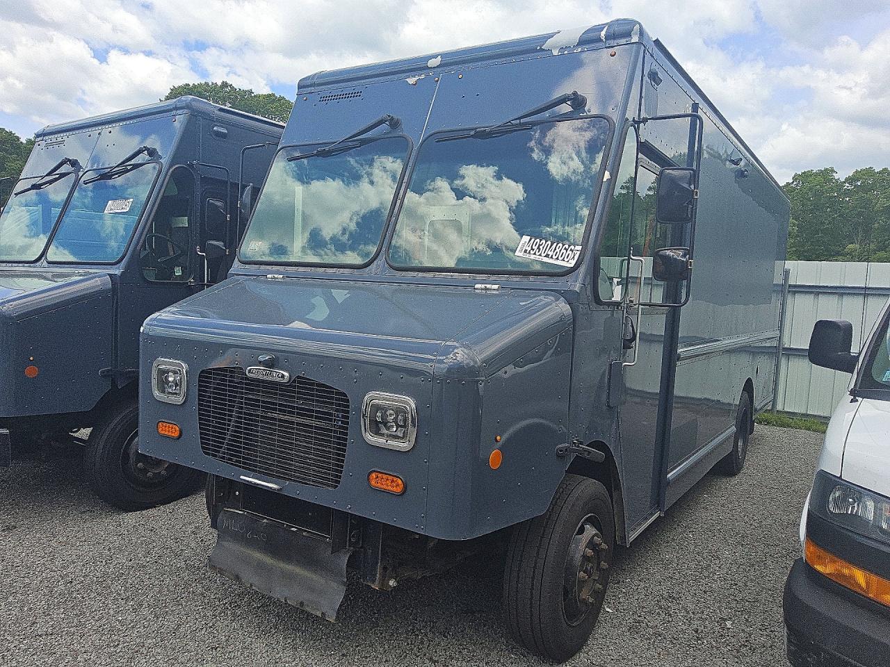 Salvage Freightliner Chassis Image