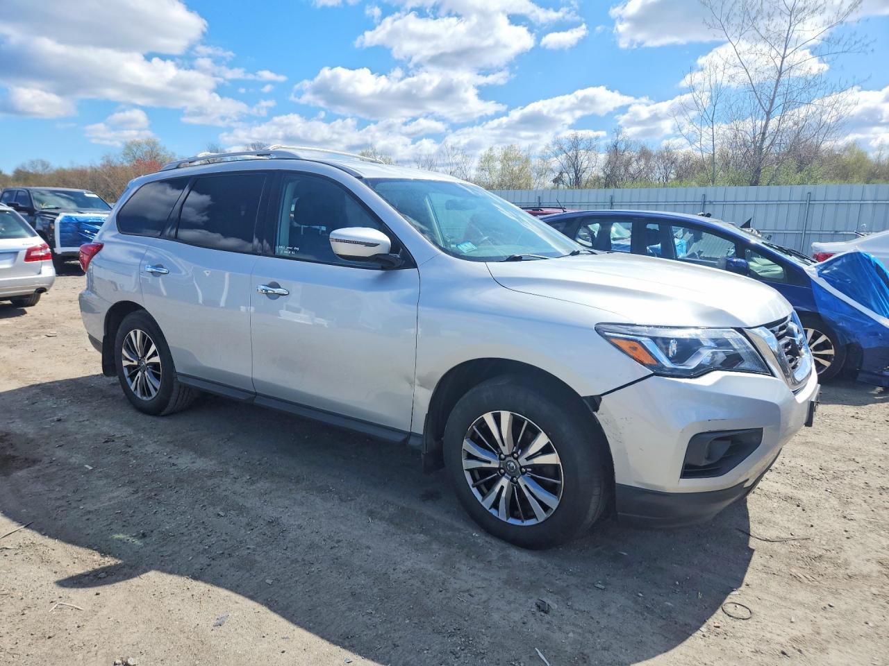 Nissan Pathfinder S