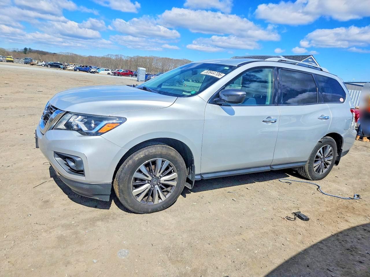 Salvage Nissan Pathfinder Image