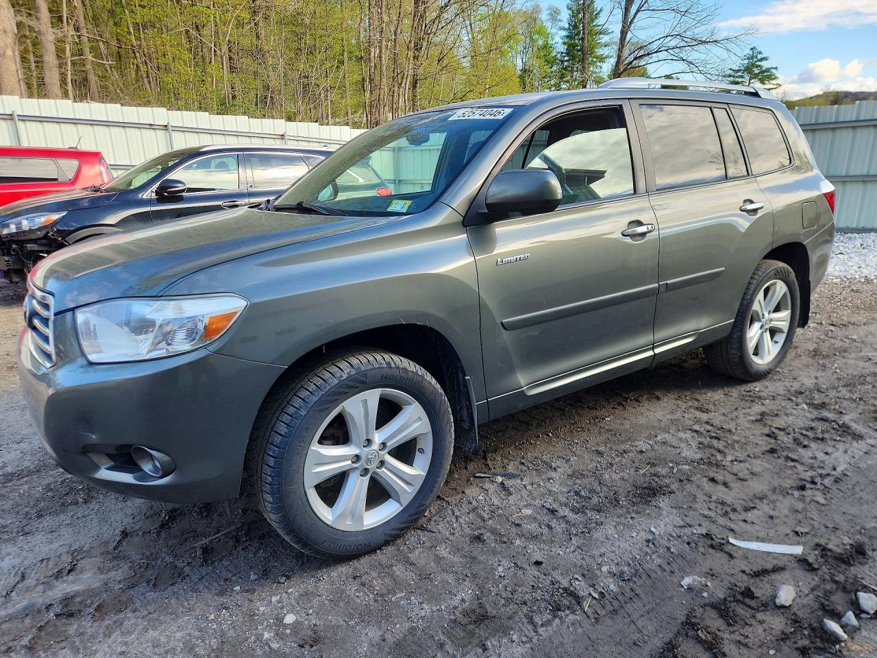 Salvage Toyota Highlander Image