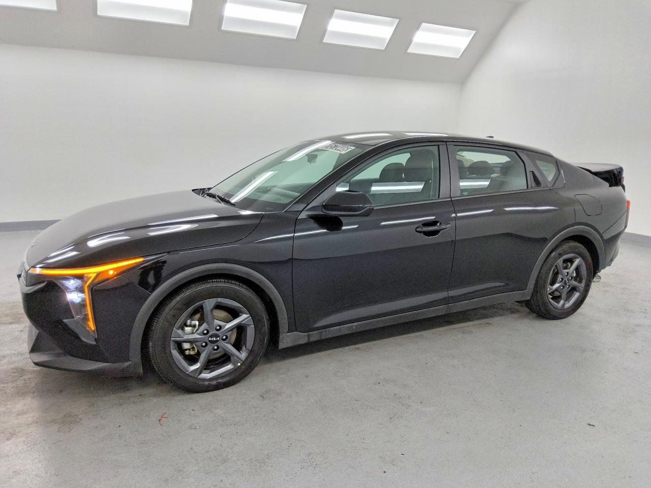 Salvage Kia K4 Image