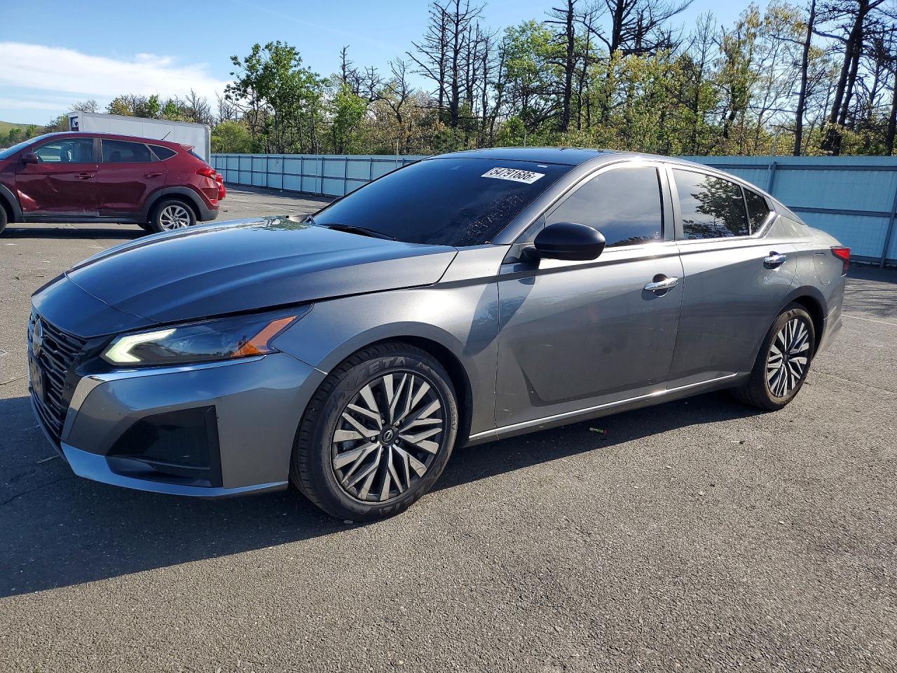 Salvage Nissan Altima Image