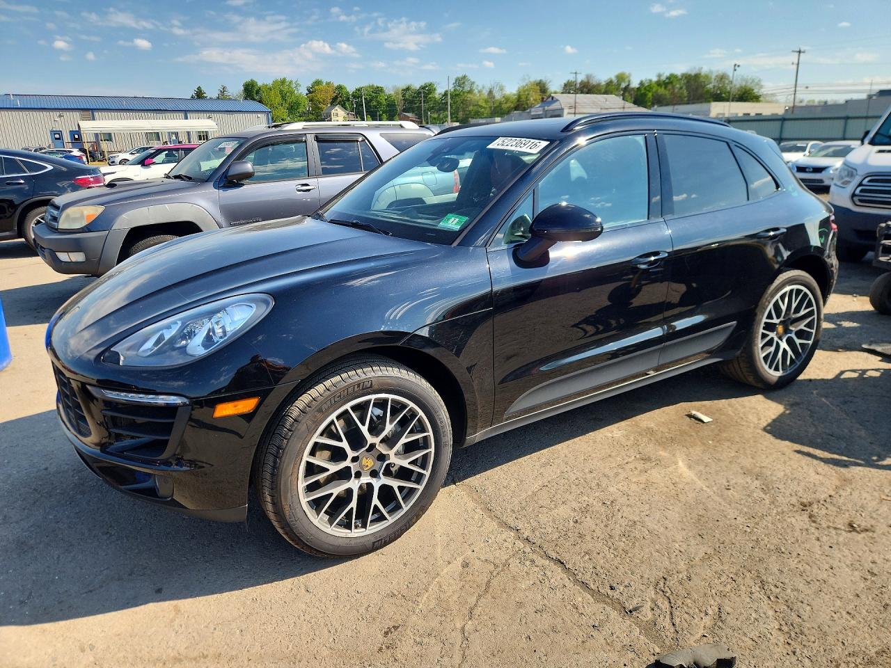 Salvage Porsche Macan Image