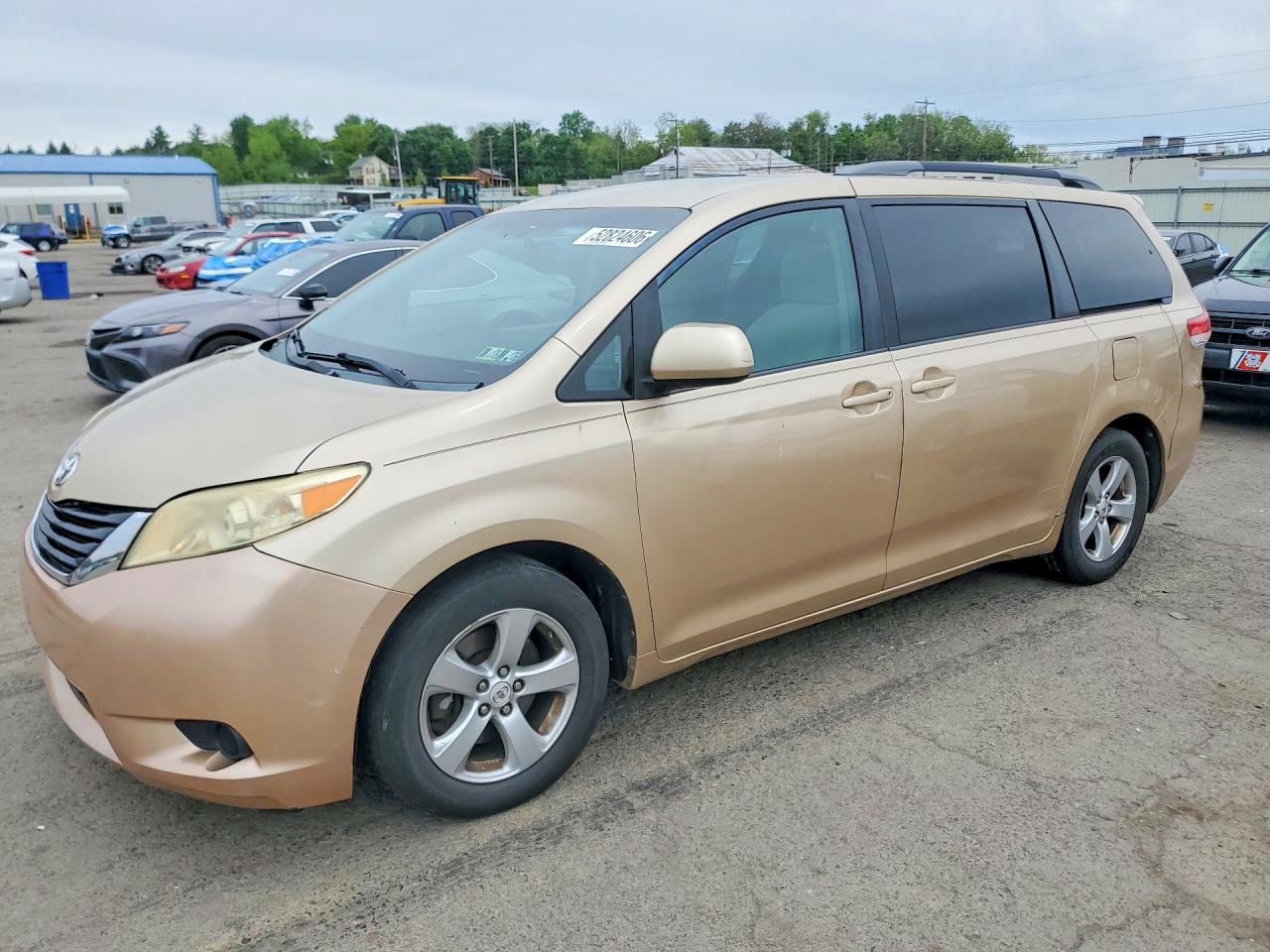 Salvage Toyota Sienna Image