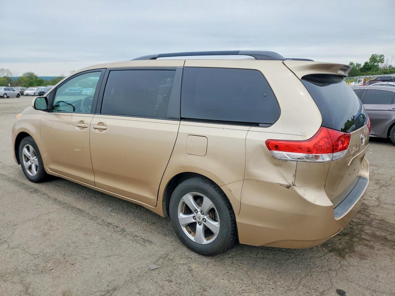 Toyota Sienna Le