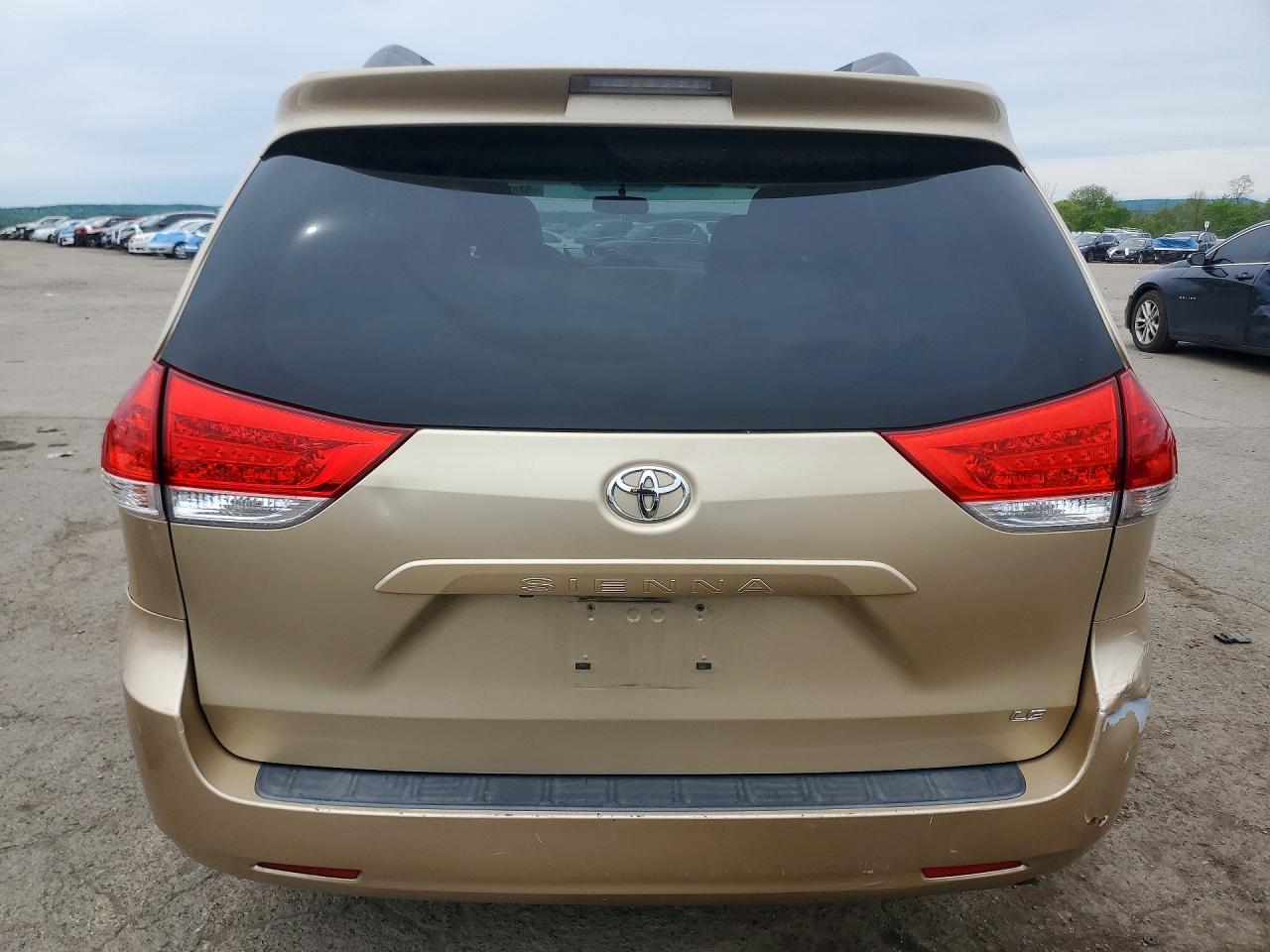 Toyota Sienna Le