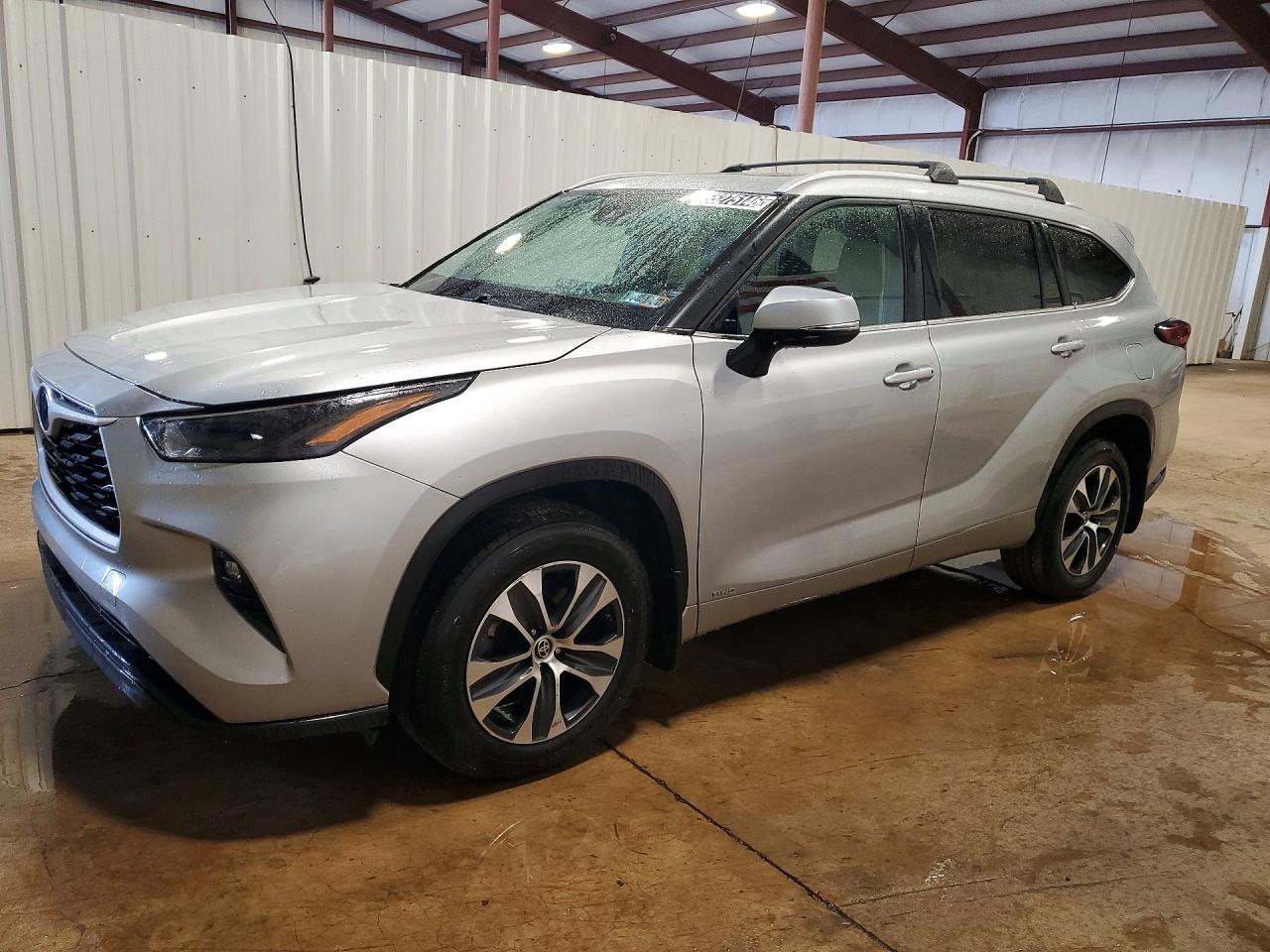 Salvage Toyota Highlander Image