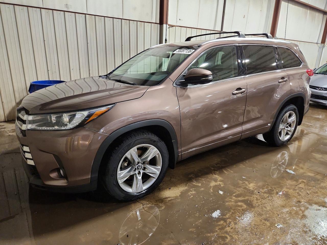 Salvage Toyota Highlander Image