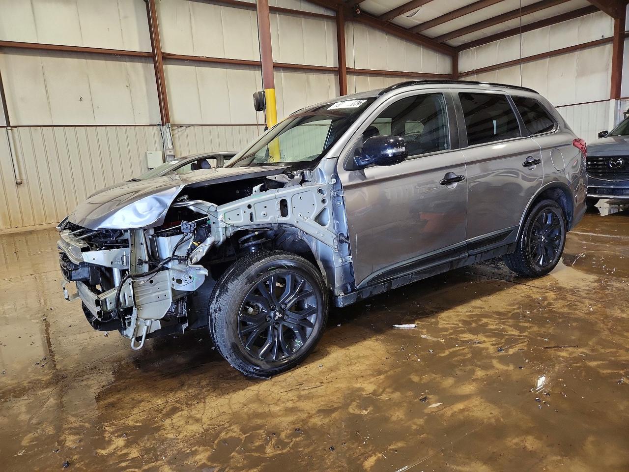Salvage Mitsubishi Outlander Image