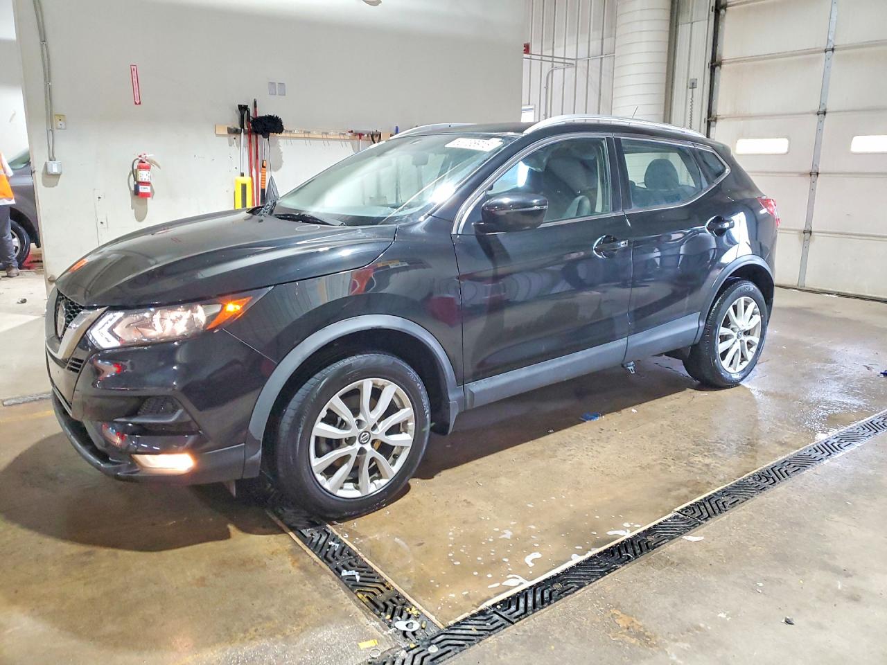 Salvage Nissan Rogue Image