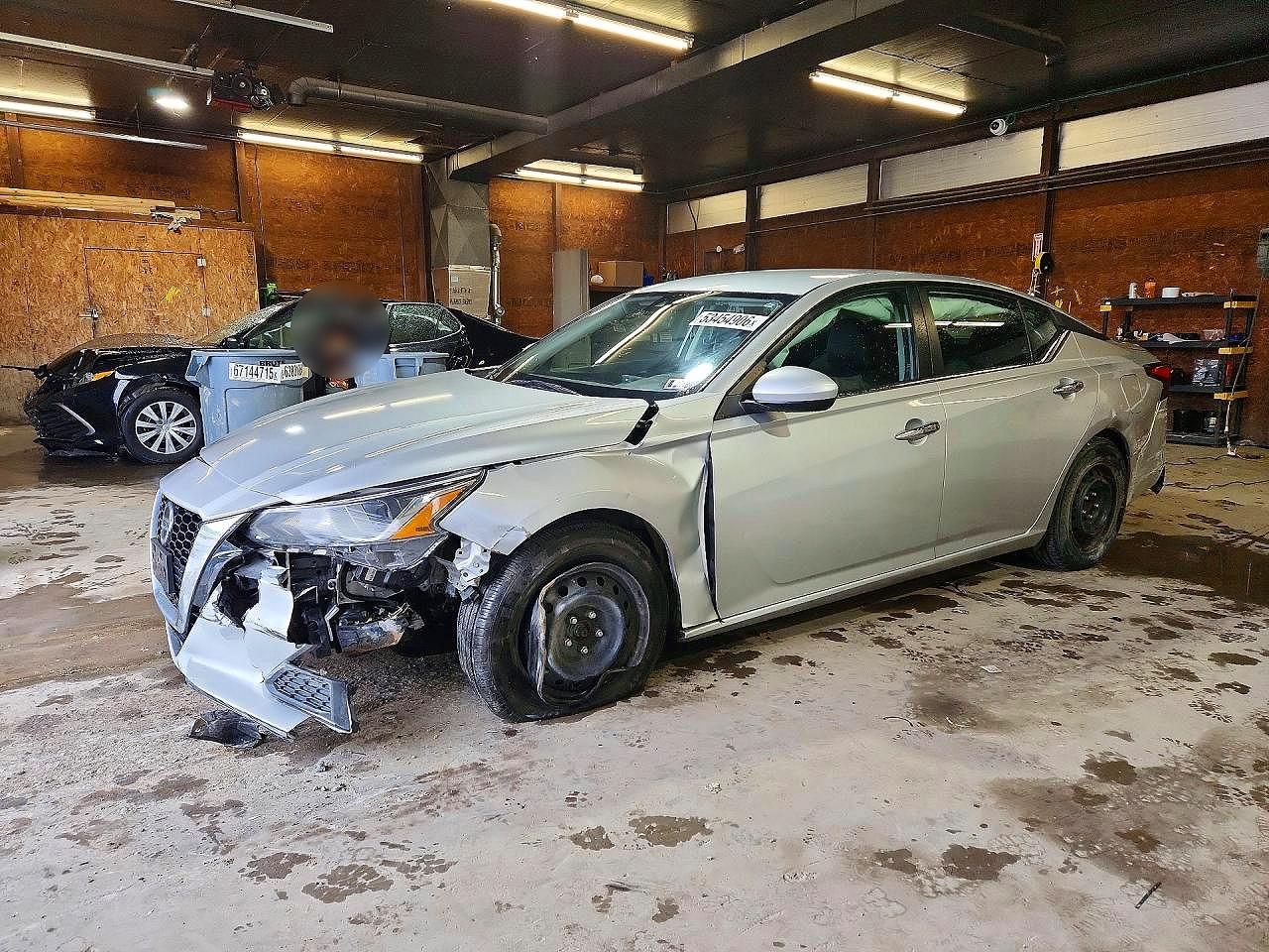 Salvage Nissan Altima Image