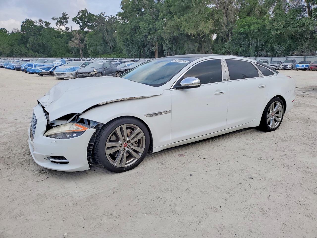 Salvage Jaguar XJ Image