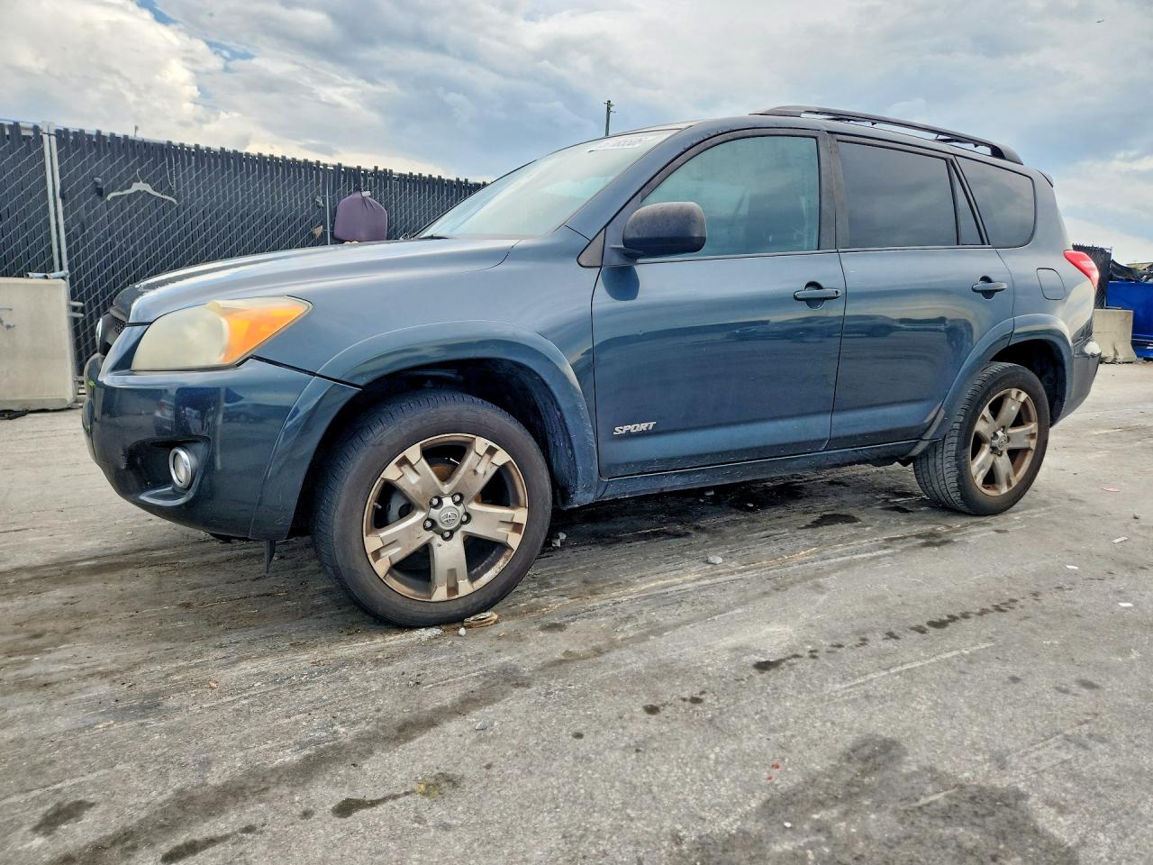 Salvage Toyota RAV4 Image