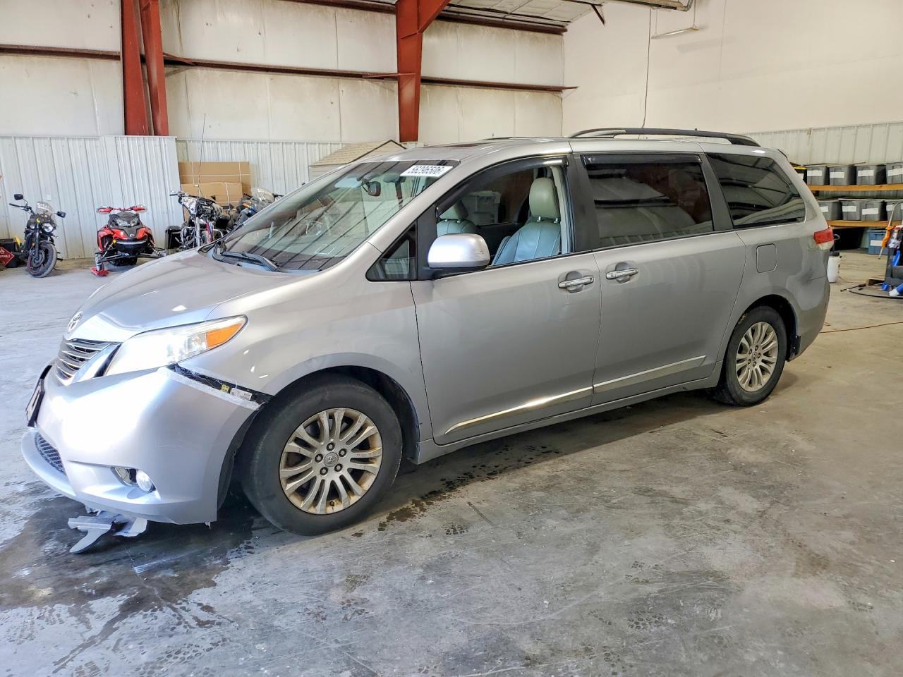 Salvage Toyota Sienna Image