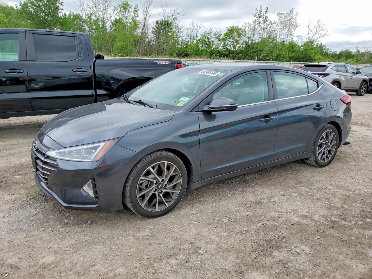 Salvage Hyundai ELANTRA Image
