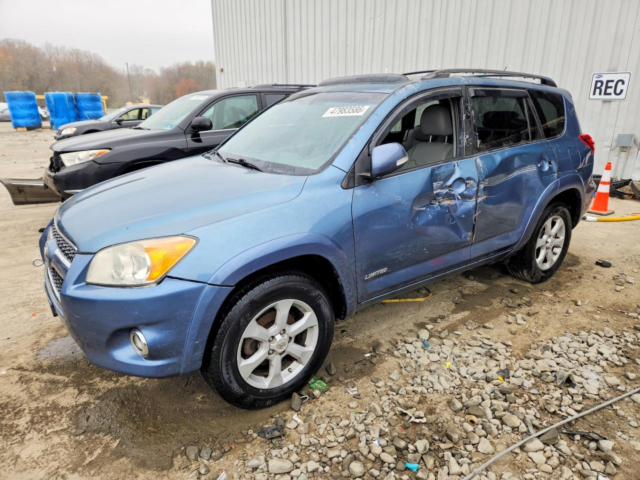 Salvage Toyota RAV4 Image