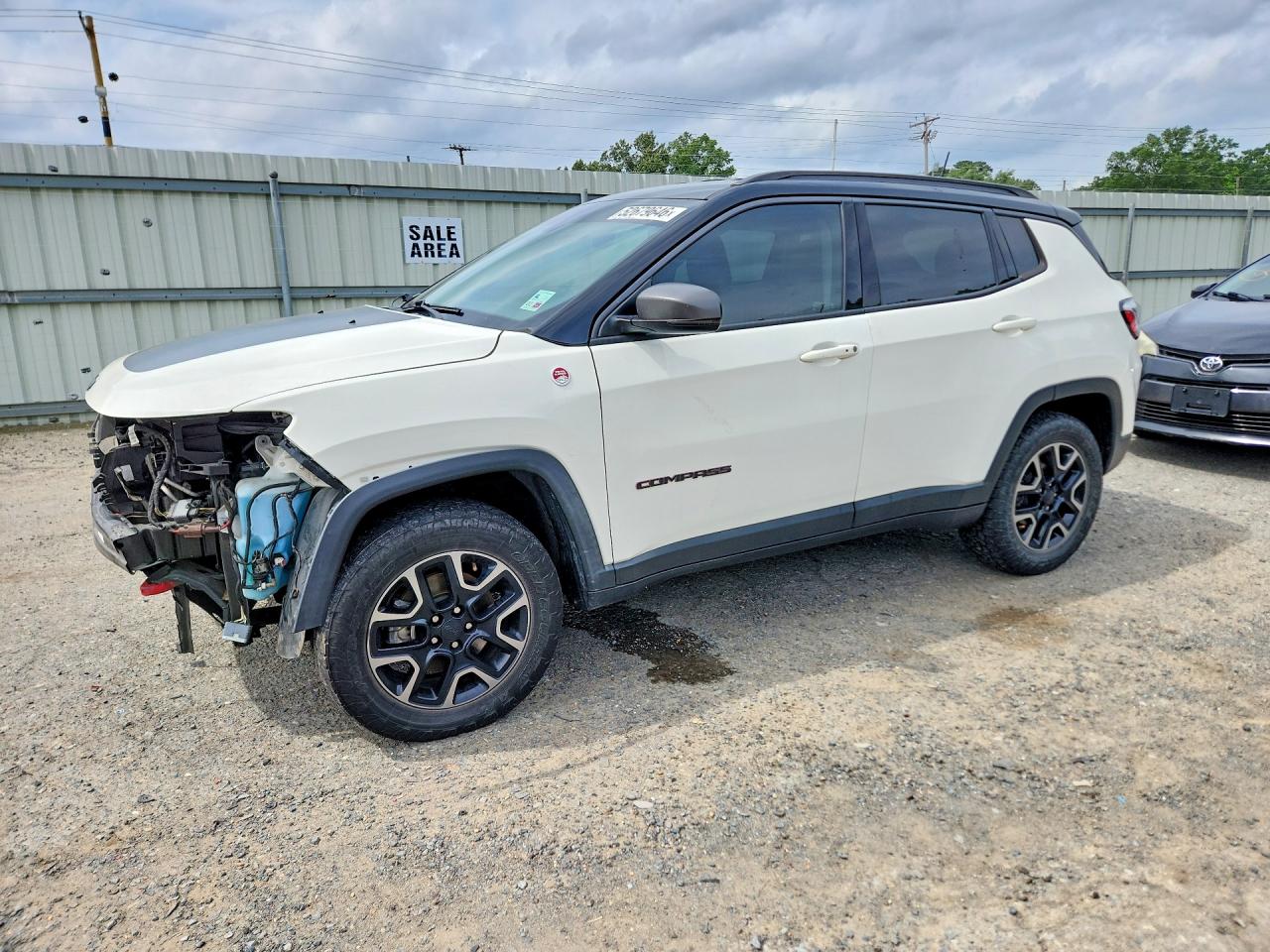 Salvage Jeep Compass Image