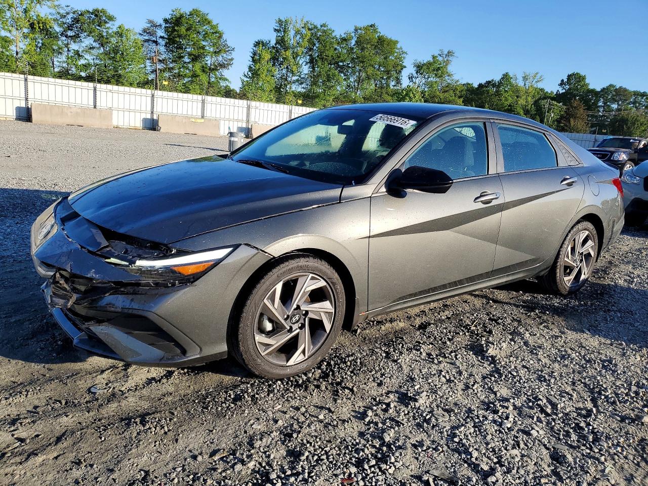 Salvage Hyundai ELANTRA Image