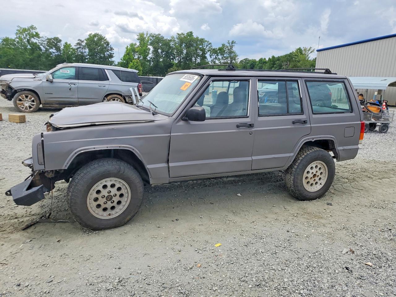 Salvage Jeep Cherokee Image