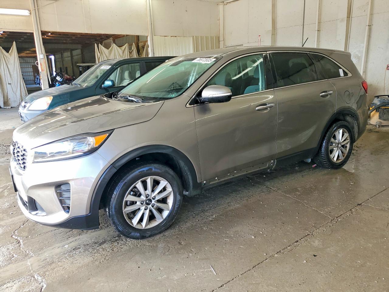 Salvage Kia Sorento Image