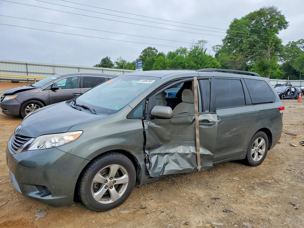 Salvage Toyota Sienna Image