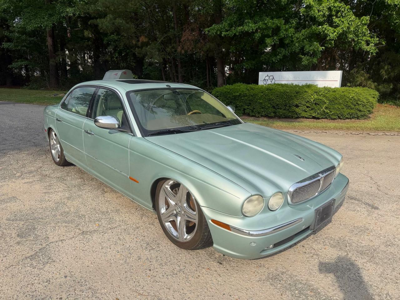 Salvage Jaguar XJ Image