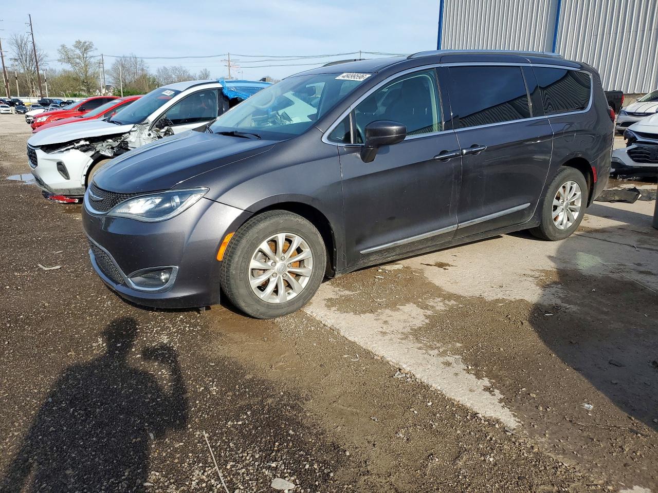 Salvage Chrysler Pacifica Image