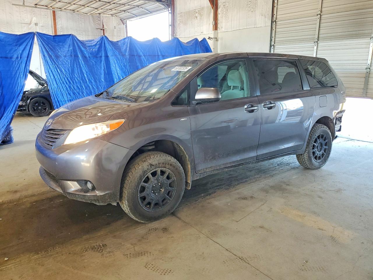 Salvage Toyota Sienna Image