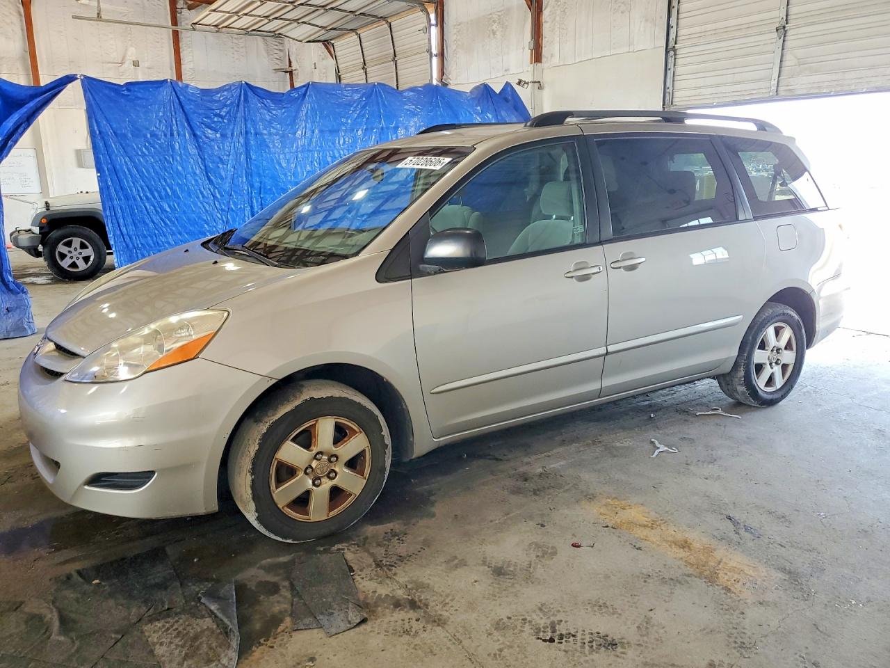 Salvage Toyota Sienna Image