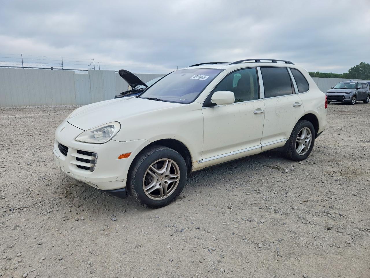 Salvage Porsche Cayenne Image