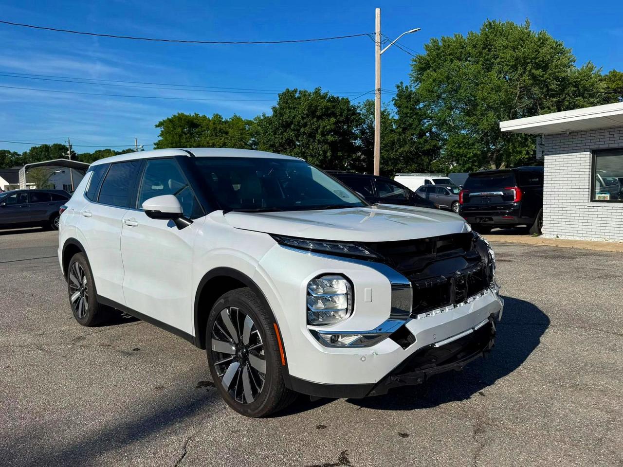 Salvage Mitsubishi Outlander Image