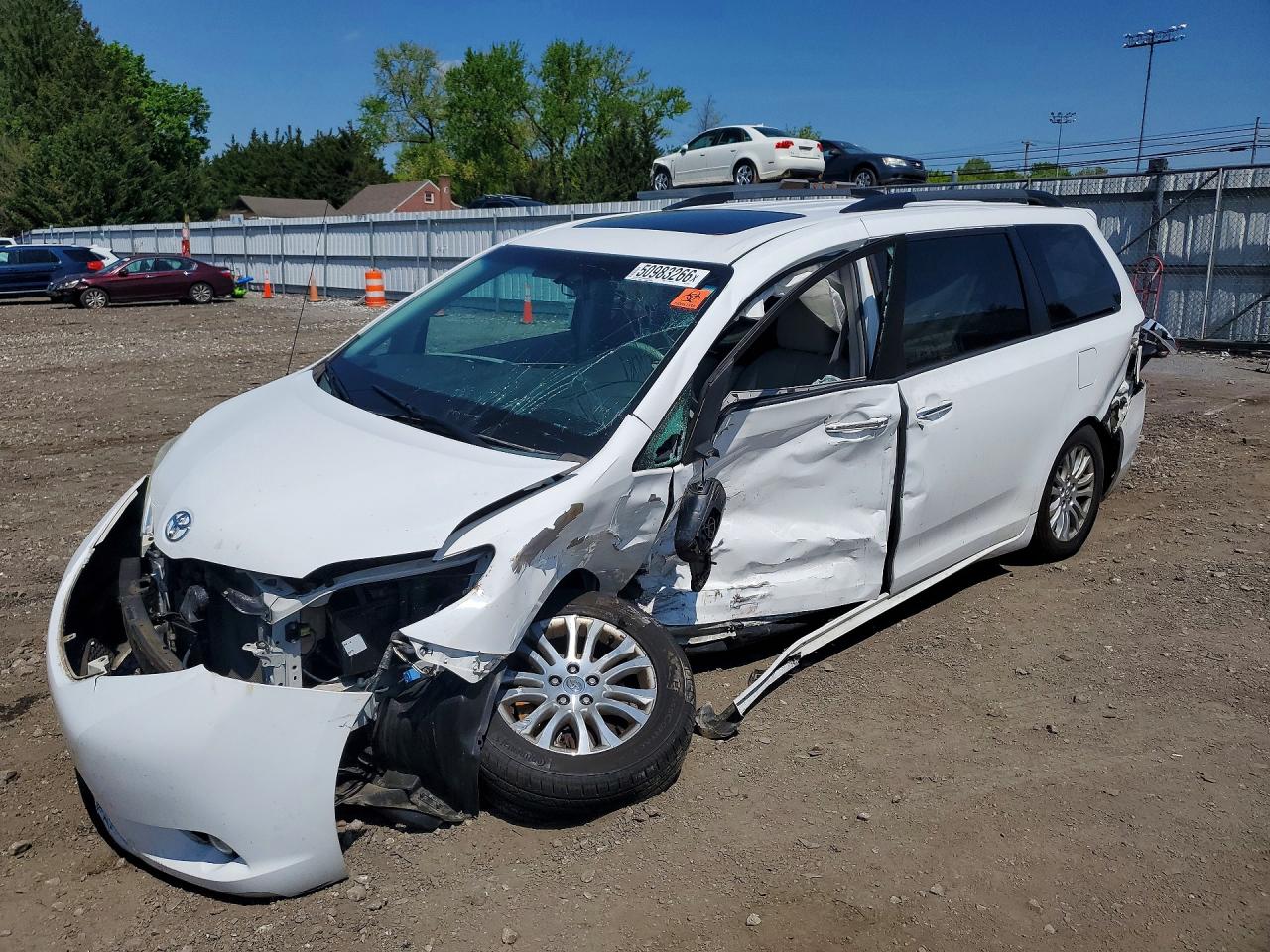 Salvage Toyota Sienna Image