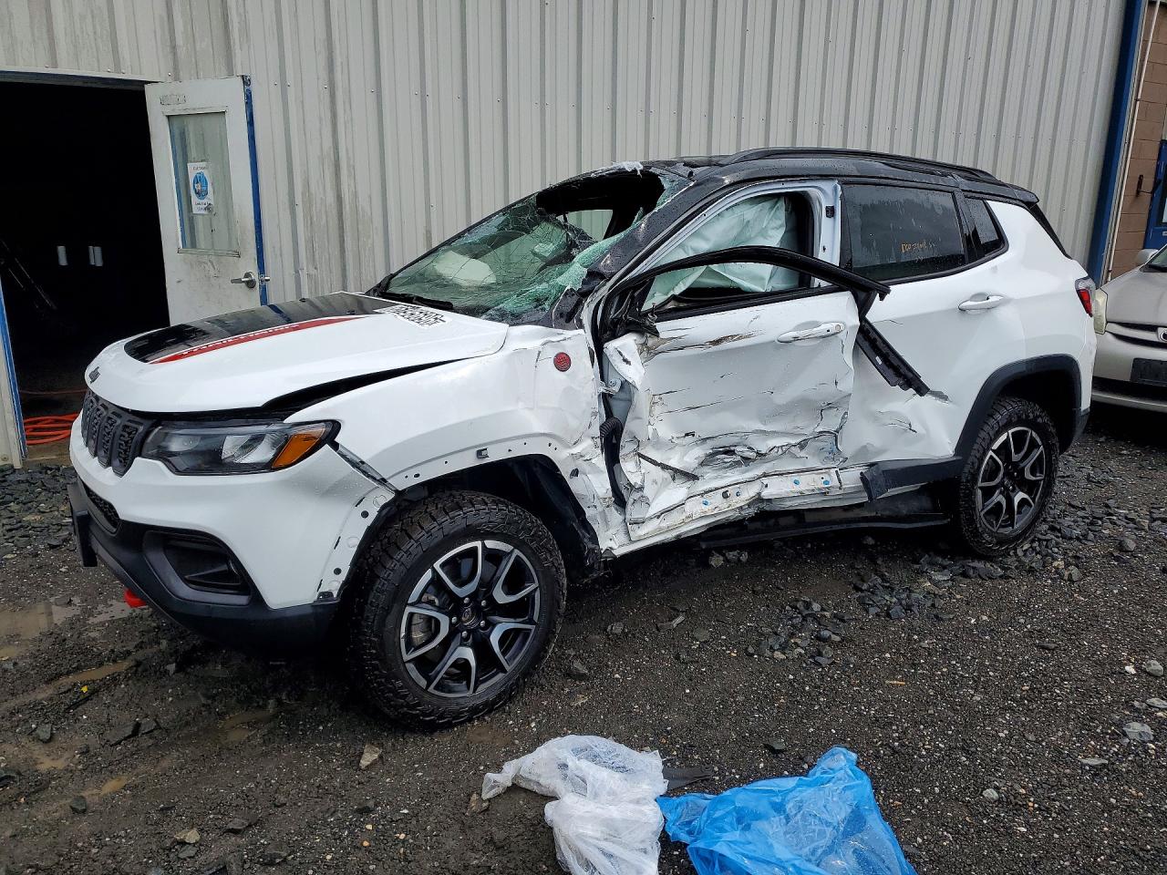 Salvage Jeep Compass Image