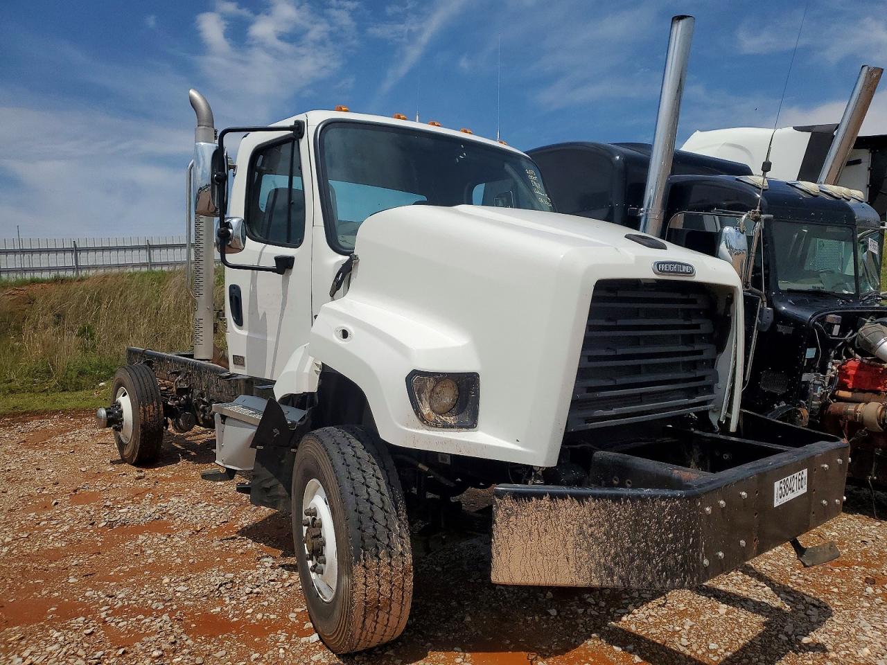 Salvage Freightliner 108sd Image