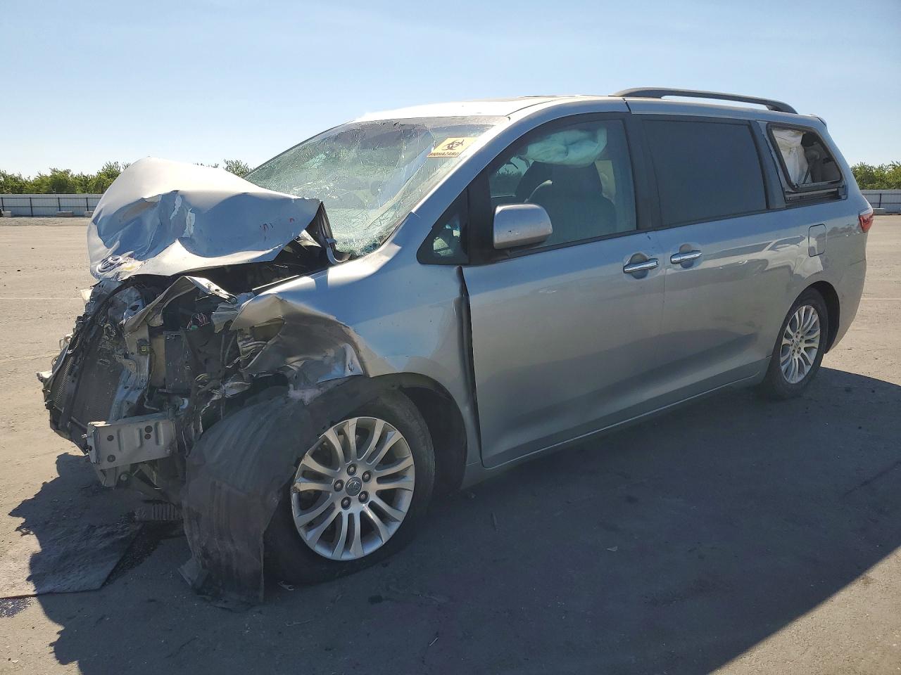 Salvage Toyota Sienna Image