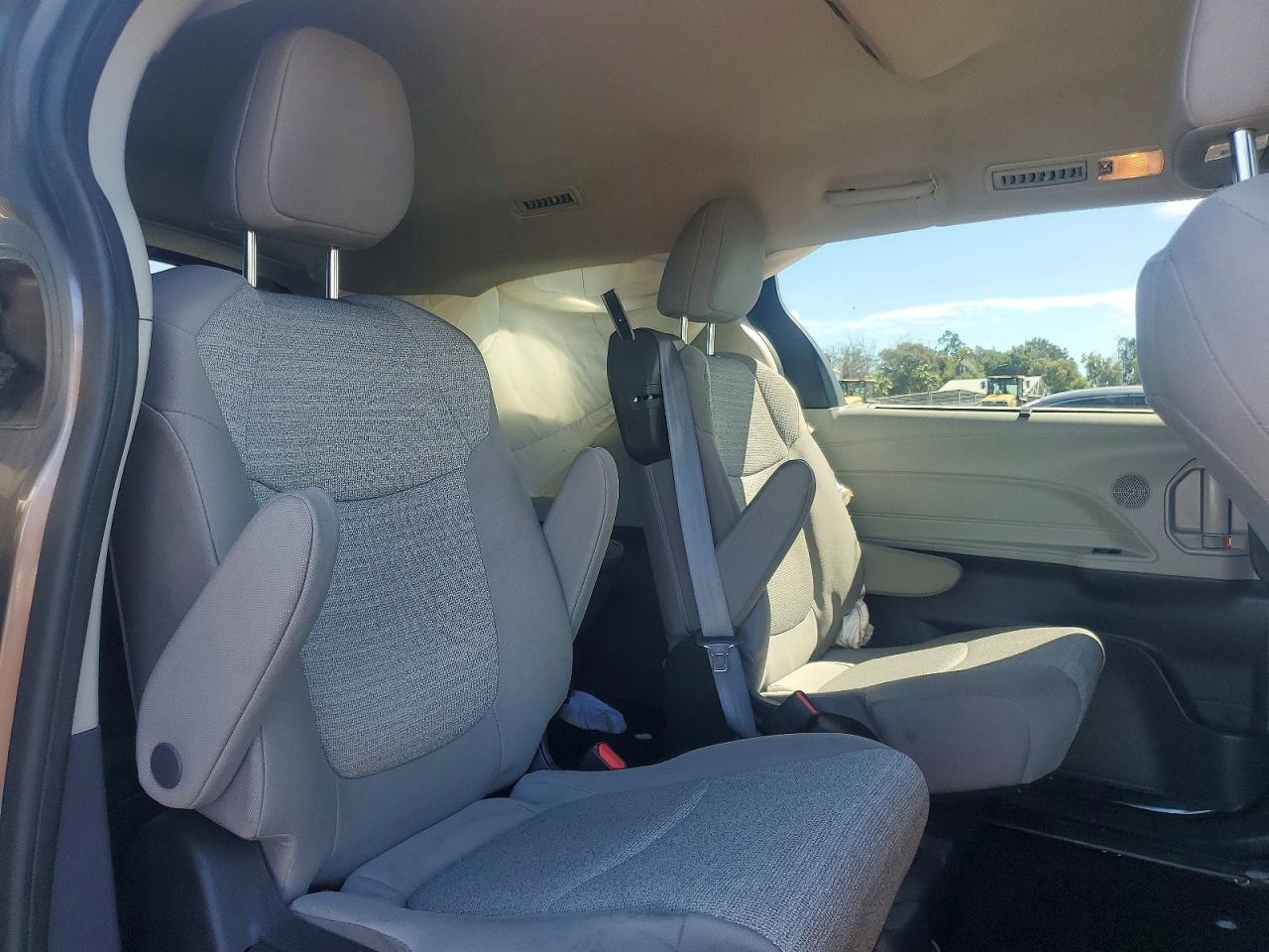 Toyota Sienna Le