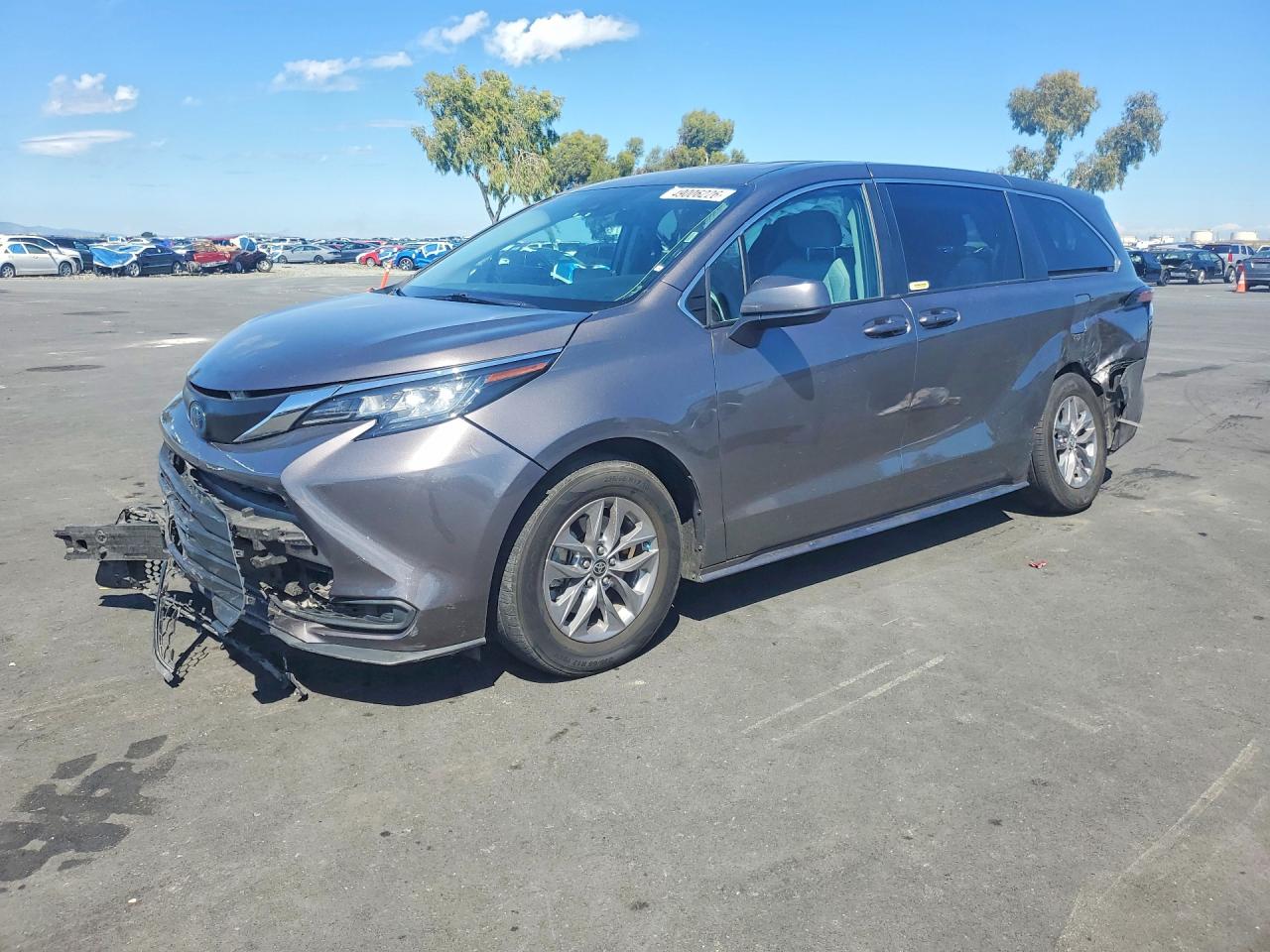 Salvage Toyota Sienna Image