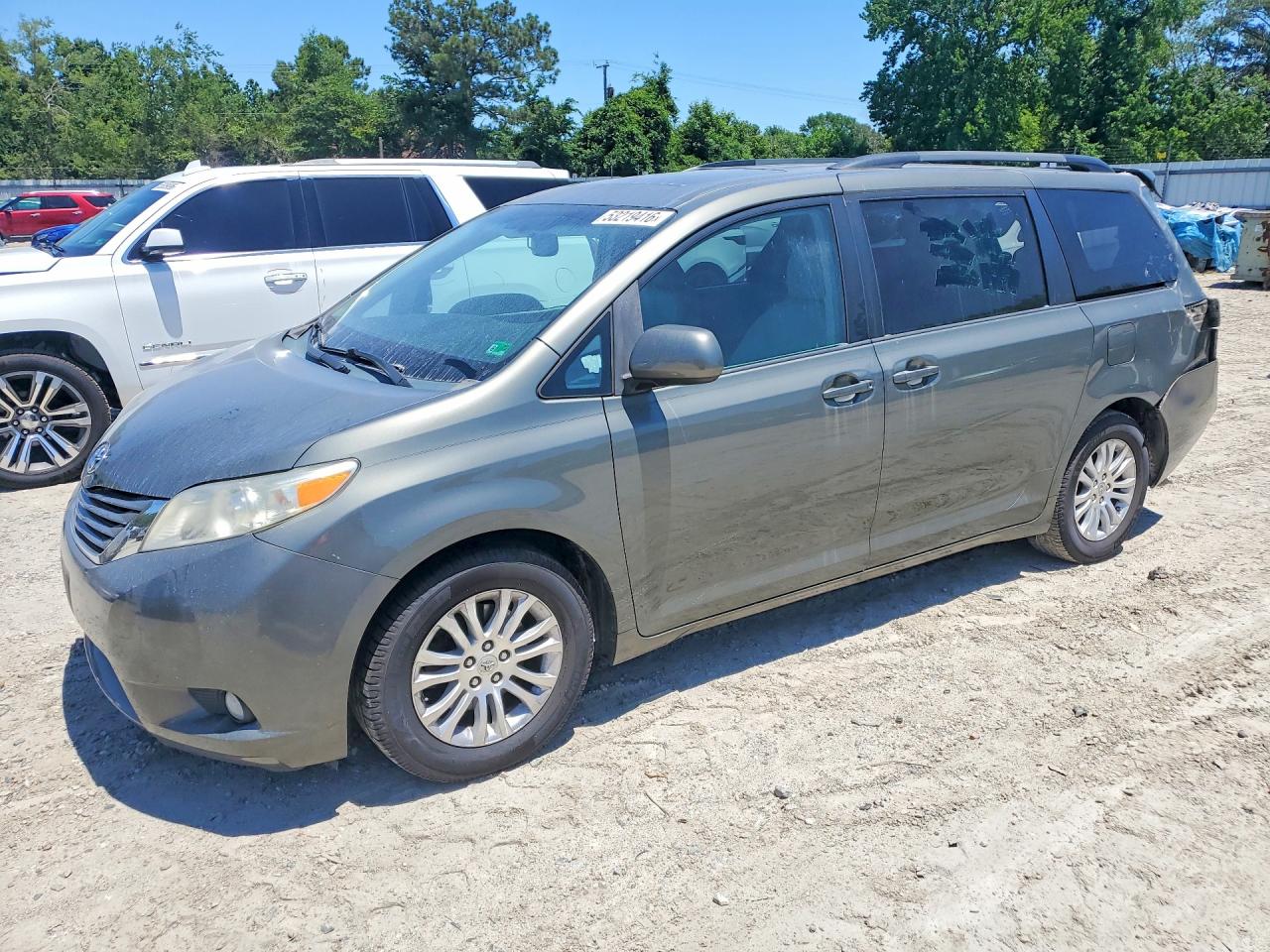 Salvage Toyota Sienna Image