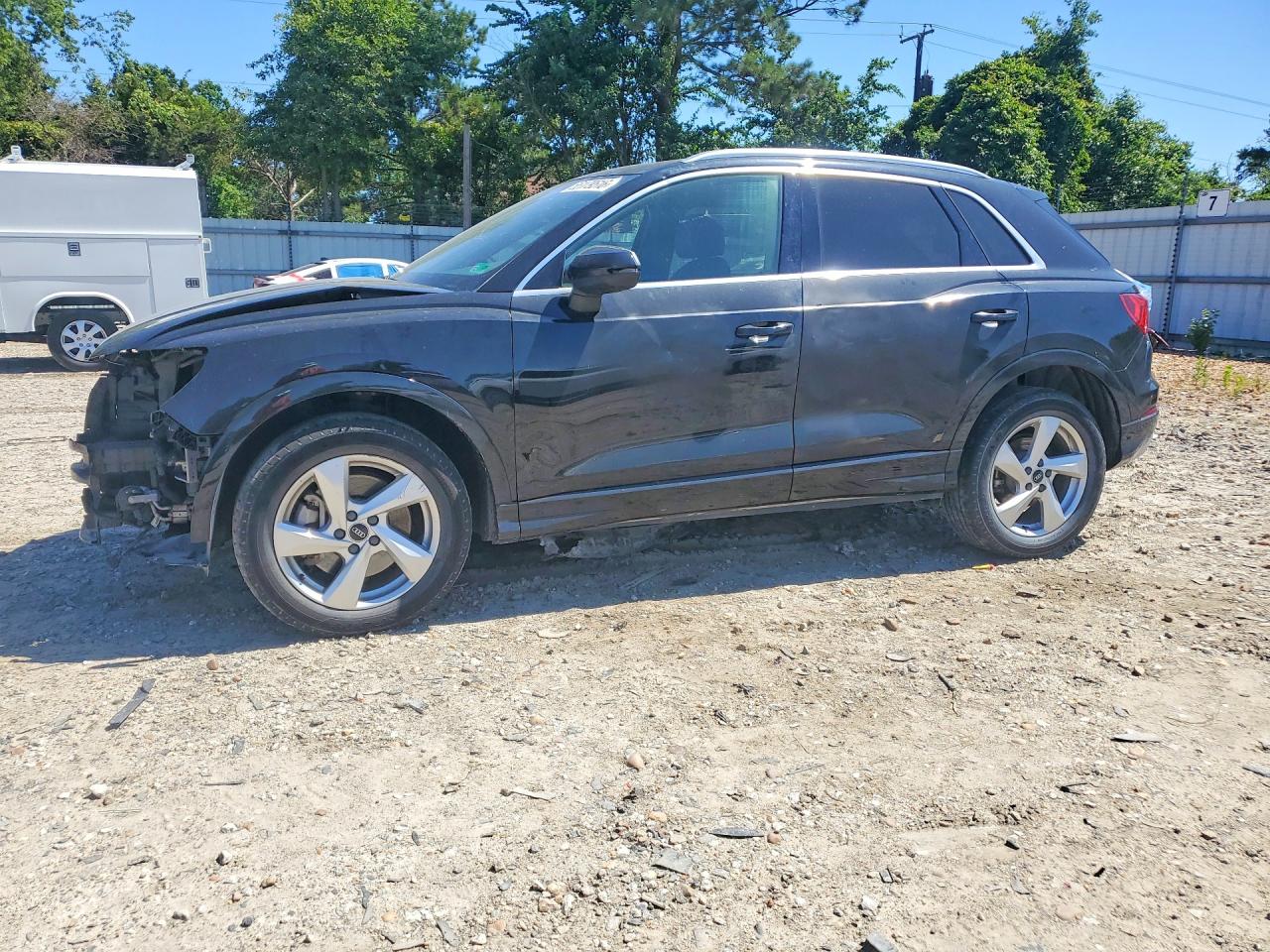 Salvage Audi Q3 Image